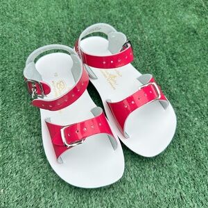 Chic Fuchsia Kids Sandals with Adjustable Straps